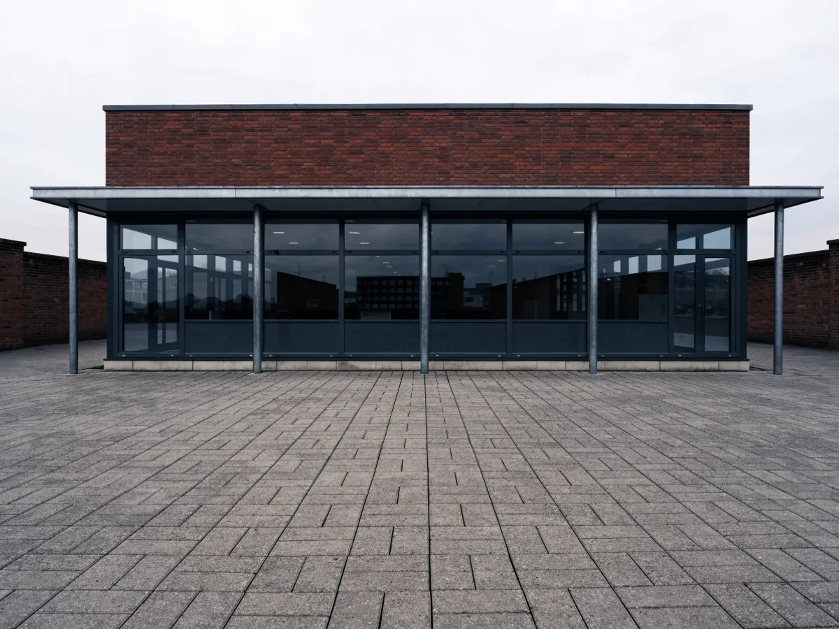 Realizacja R—04, obiekt usługowy